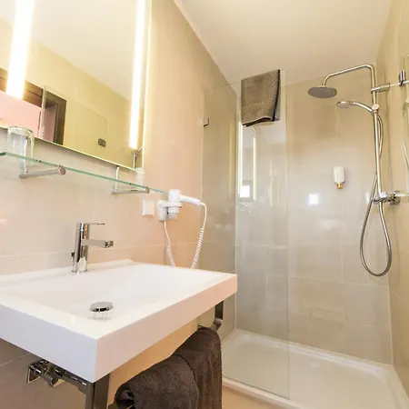 호텔 생 피아크르 부르샤이트